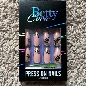 Betty Cora press on nails